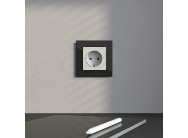 Рамка из стекла на 1 пост Favorit черный W0011108