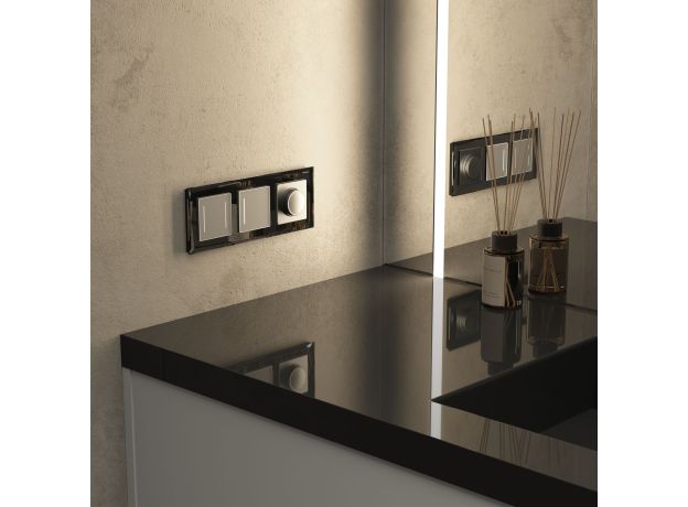 Рамка из стекла на 3 поста Diamant черный W0031208