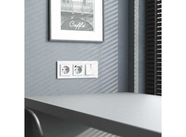 Рамка из стекла на 3 поста Favorit белый матовый W0031105