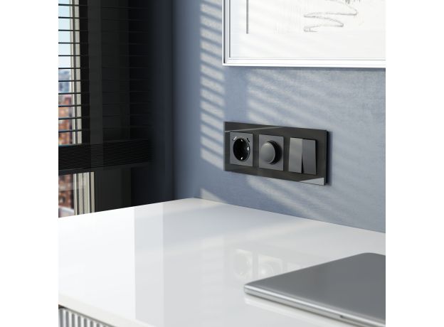 Рамка из стекла на 3 поста Favorit черный W0031108