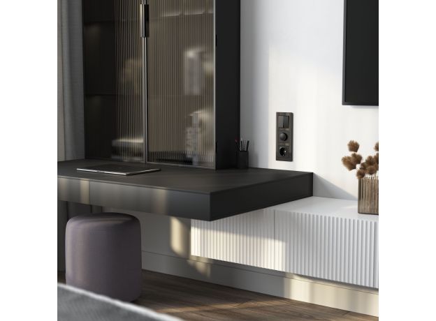 Рамка из стекла на 3 поста Favorit черный W0031108