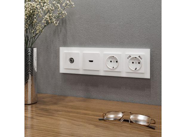 Рамка из стекла на 4 поста Favorit белый матовый W0041105