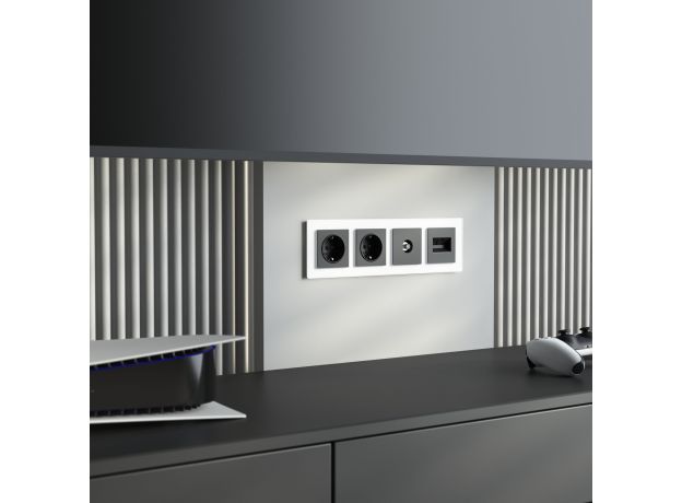 Рамка из стекла на 4 поста Favorit белый матовый W0041105