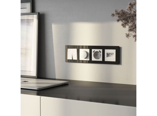 Рамка из стекла на 4 поста Favorit черный W0041108