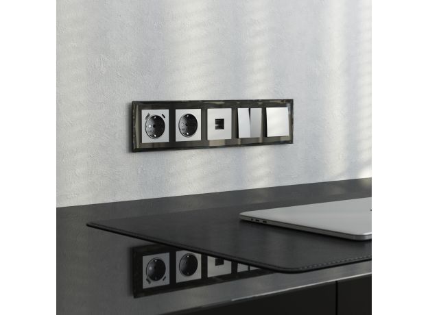 Рамка из стекла на 5 постов Diamant черный W0051208