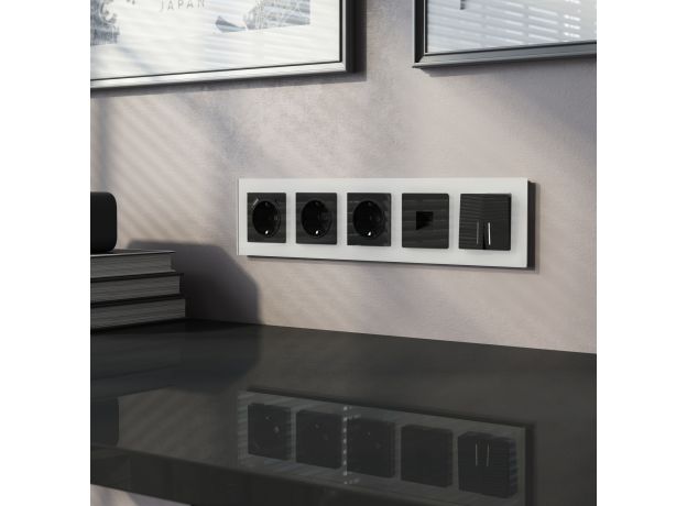 Рамка из стекла на 5 постов Favorit белый матовый W0051105