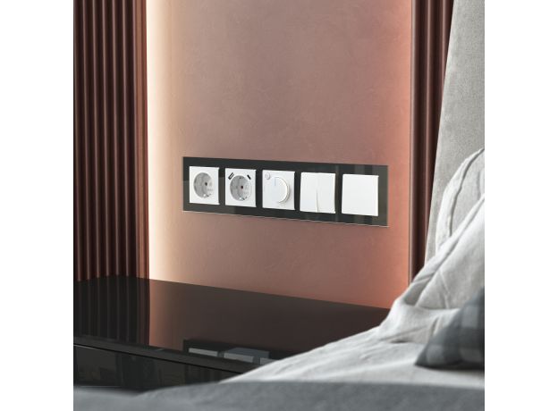 Рамка из стекла на 5 постов Favorit черный W0051108