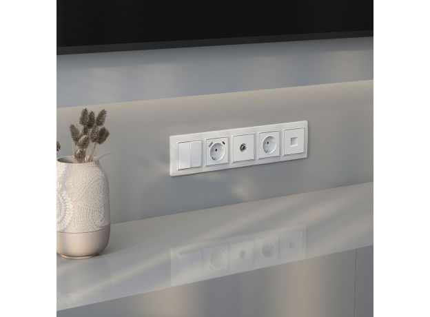 Рамка из поликарбоната на 5 постов Snabb Basic белый W0052001