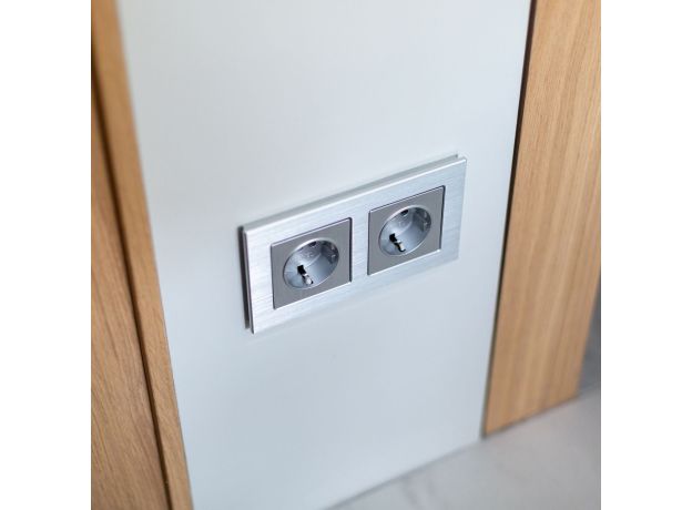 Розетка с заземлением (cеребряный рифленый) W1171009