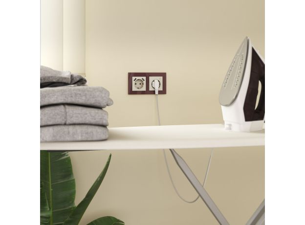 Розетка с заземлением, шторками и USBх2 (слоновая кость) W1171503