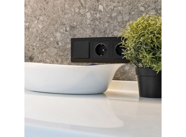 Рамка из поликарбоната на 3 поста Stark черный W0031808