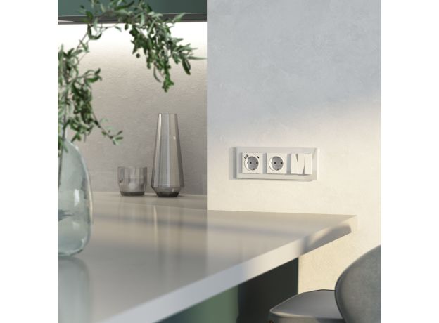 Рамка из стекла на 3 поста Favorit белый W0031101