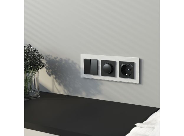 Рамка из стекла на 3 поста Favorit белый W0031101