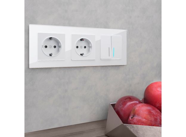 Рамка из стекла на 3 поста Favorit белый W0031101