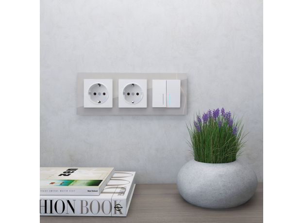 Рамка из стекла на 3 поста Favorit дымчатый W0031117