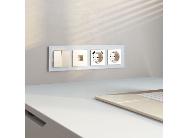 Рамка из стекла на 4 поста Favorit белый W0041101