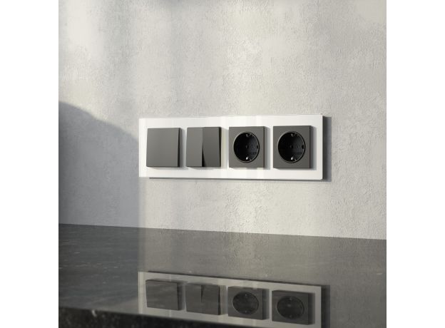 Рамка из стекла на 4 поста Favorit белый W0041101