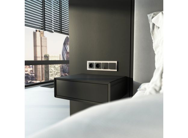 Рамка из стекла на 4 поста Favorit дымчатый W0041117