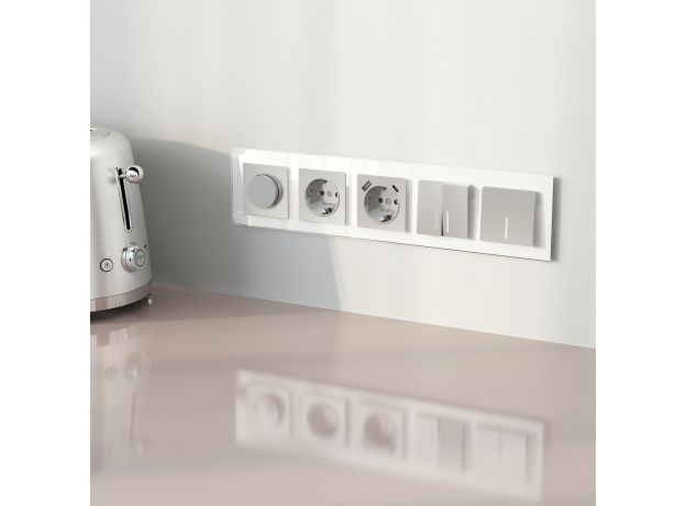 Рамка из стекла на 5 постов Favorit белый W0051101