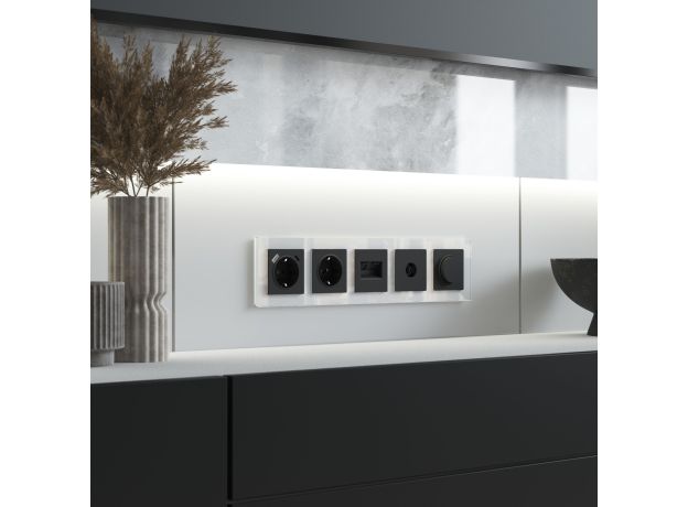 Рамка из стекла на 5 постов Favorit белый W0051101