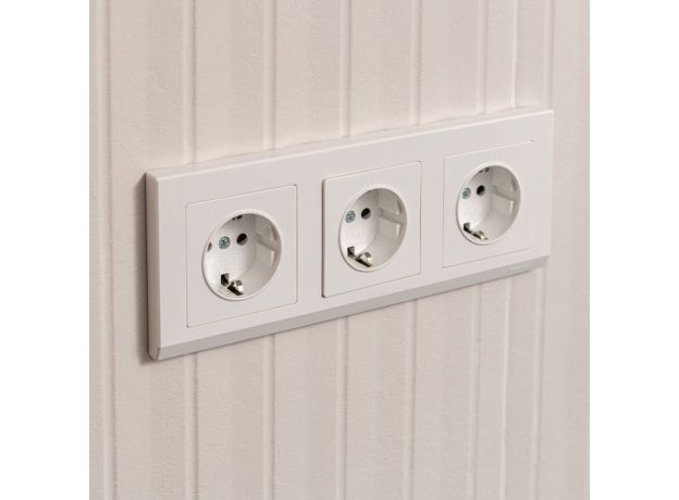 Рамка из поликарбоната на 3 поста Stark белый W0031801