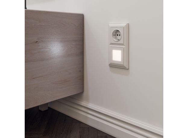 Розетка с заземлением и шторками (белая) W1171101