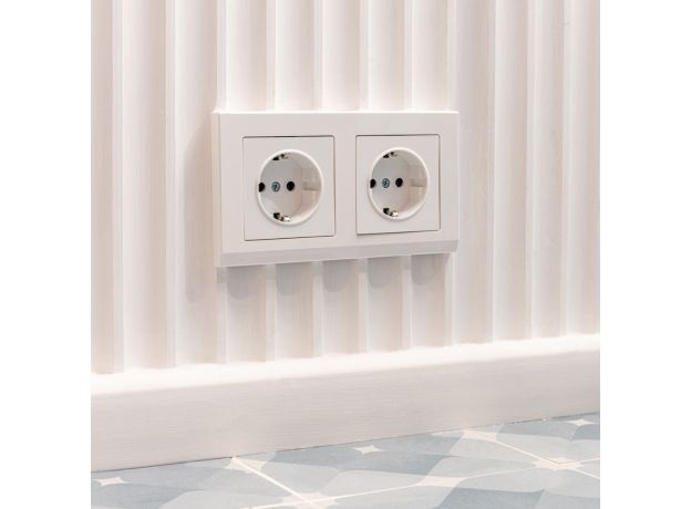 Розетка с заземлением и шторками (белая) W1171101