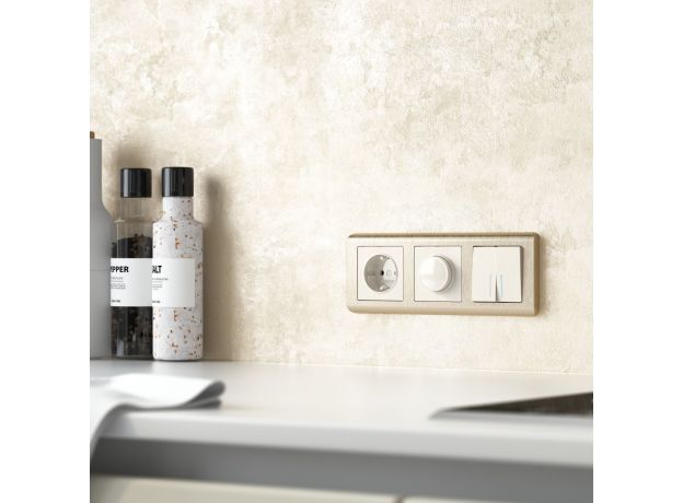 Розетка с заземлением и шторками (перламутровый рифленый) W1171113