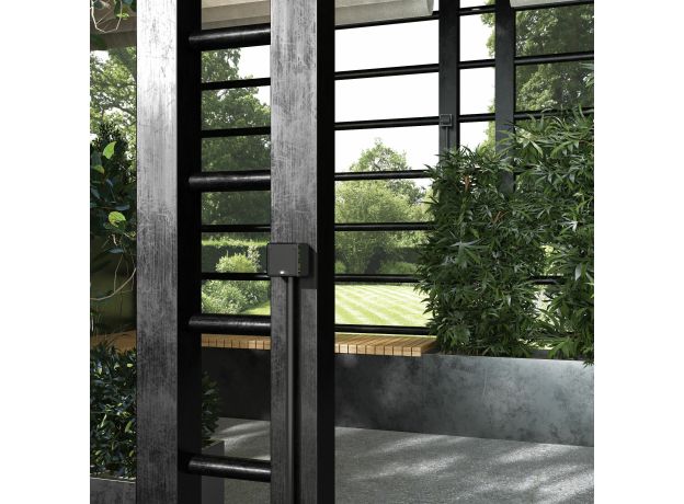 Розетка влагозащ. с зазем. с защит. крышкой и шторками Gallant черный/хром W5071235