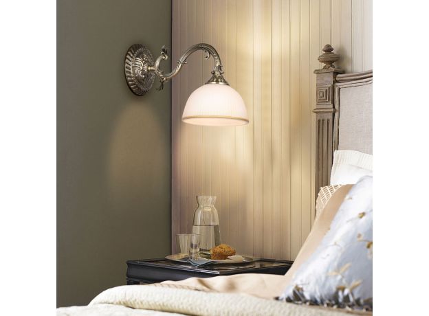 Классическое бра со стеклянным плафоном 60106/1 античная бронза