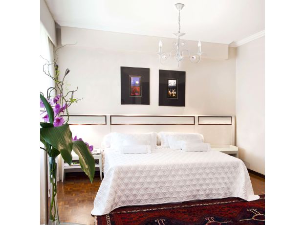 Классическая подвесная люстра 60018/3 белый с золотом