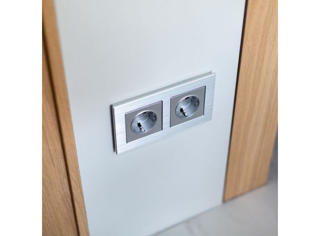 W1171009/ Розетка с заземлением (cеребряный рифленый) W1171009