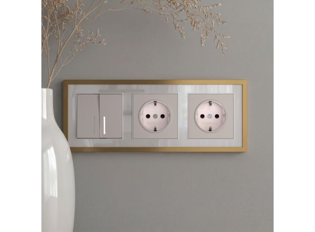 W0032853/ Рамка на 3 поста Baguette (белый/золотистая латунь) W0032853